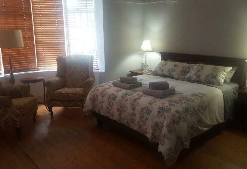 اتاق استاندارد سه نفره, Pretoria Inn