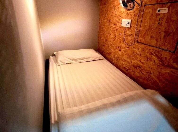 Кровать в Общей Комнате, Sleepbox Hotel   Hostel