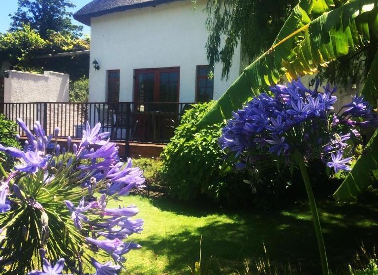 کابین, Acara Guesthouse & Cottages