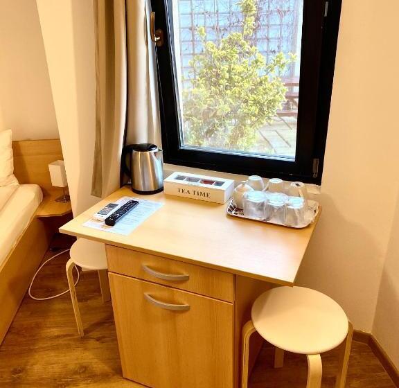 اتاق استاندارد سه نفره, Cristi S Rooms   Pensiune