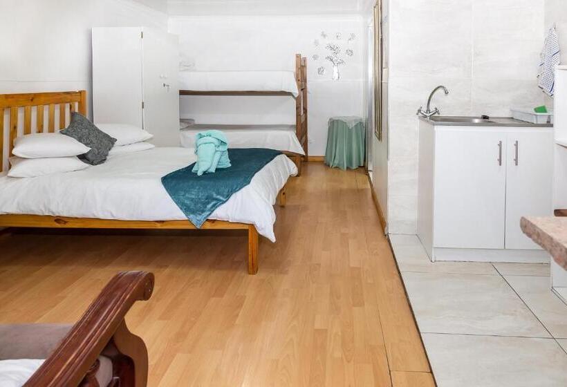 Хижина, De Helling Self Catering