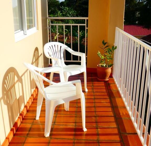 اتاق استاندارد با چشم‌انداز دریاچه, Pineapple Guest House Entebbe