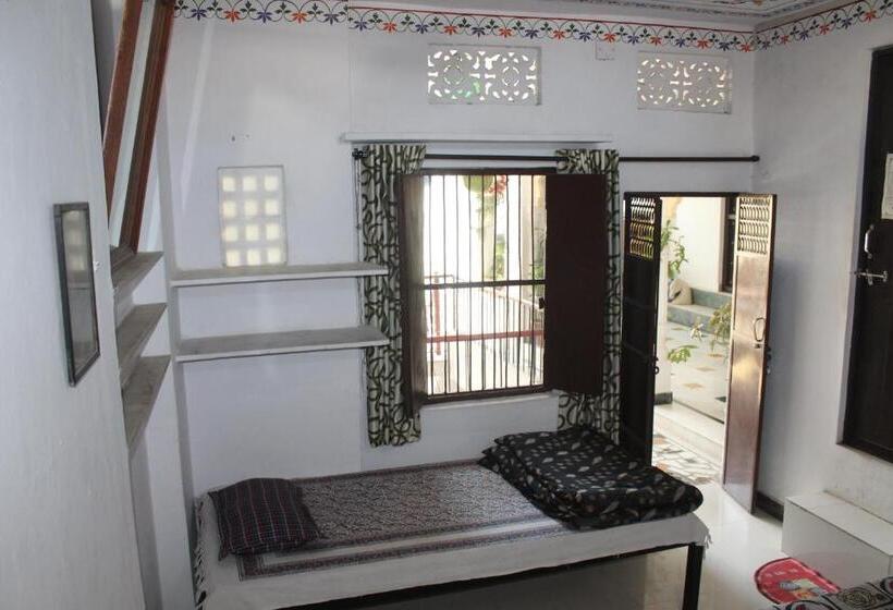 Quarto Triplo Basic, Nukkad Guest House