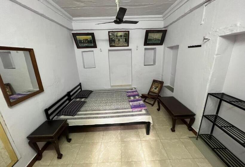 Quarto Economy, Nukkad Guest House