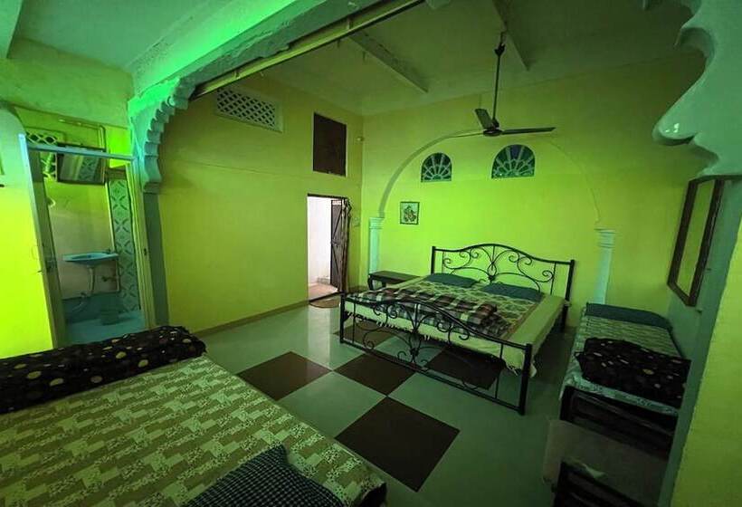 Quarto Familiar, Nukkad Guest House