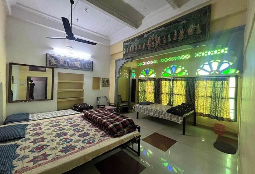 Quarto Familiar, Nukkad Guest House