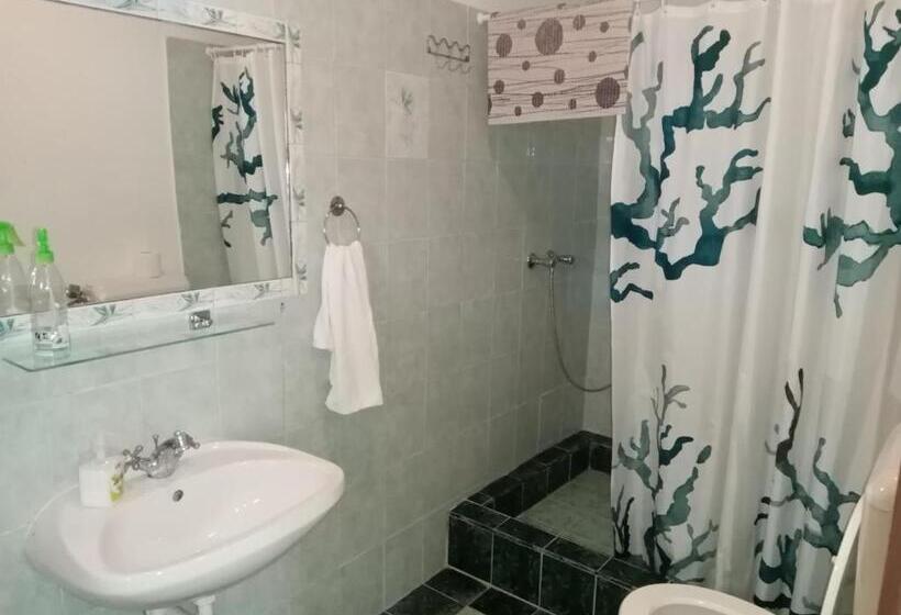 标准三人间, Véndektanya Vendégház
