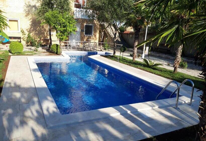 اتاق استاندارد سه نفره, Kazablanka Rooms Aerodrom