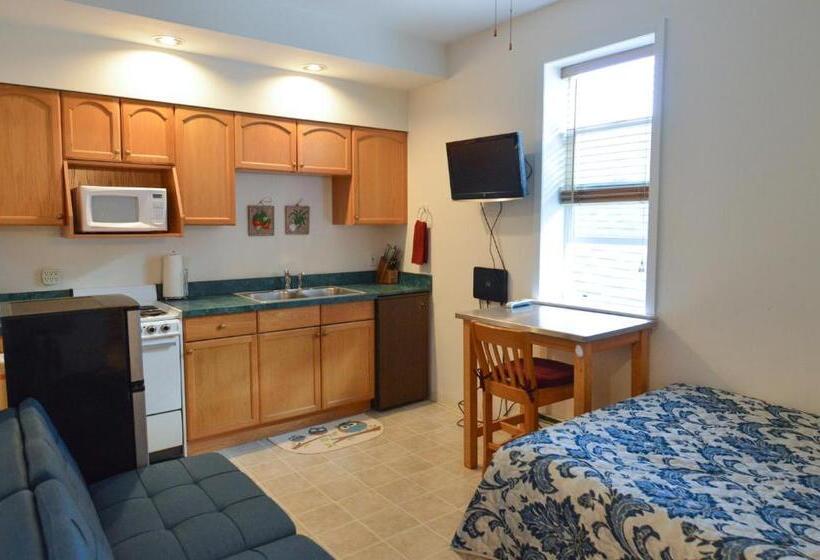 استودیوی استاندارد, Brown & Hawkins Historical Apartments