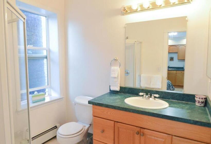 استودیوی استاندارد, Brown & Hawkins Historical Apartments