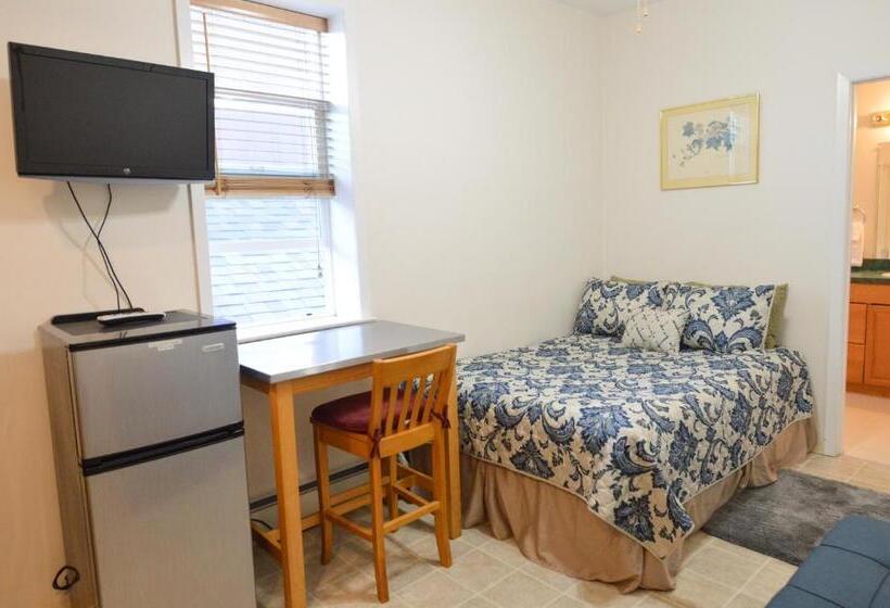 استودیوی استاندارد, Brown & Hawkins Historical Apartments