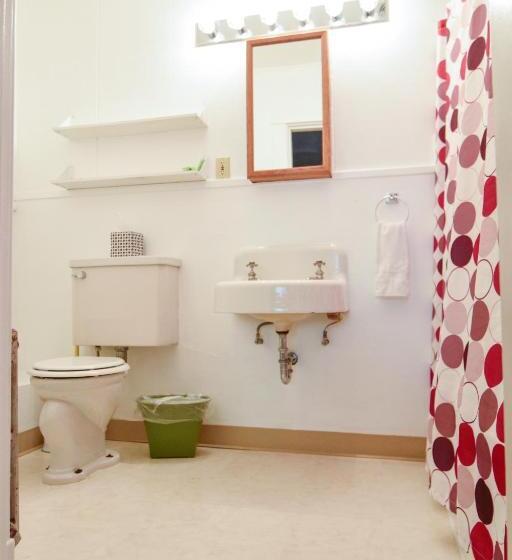 استودیوی استاندارد, Brown & Hawkins Historical Apartments