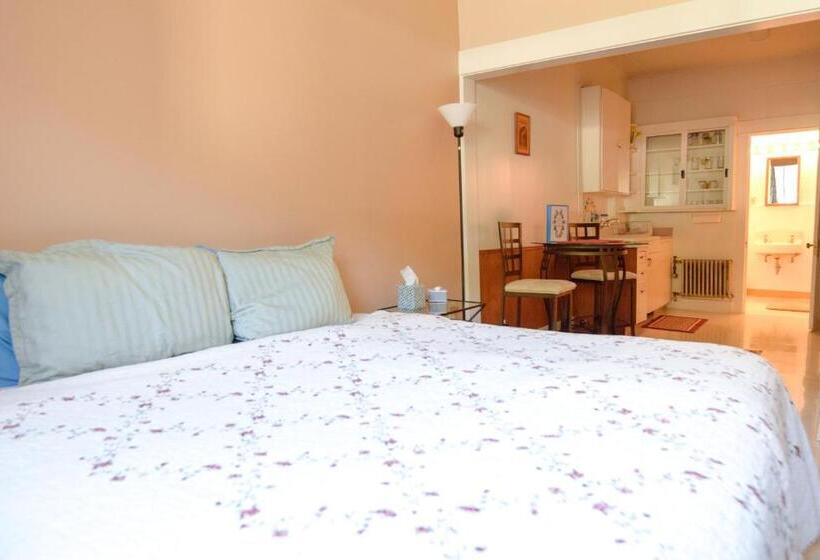 استودیوی استاندارد, Brown & Hawkins Historical Apartments