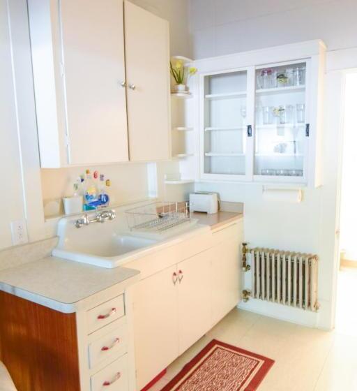 استودیوی استاندارد, Brown & Hawkins Historical Apartments