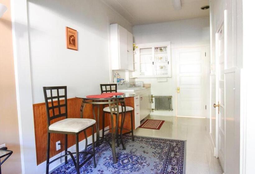 استودیوی استاندارد, Brown & Hawkins Historical Apartments