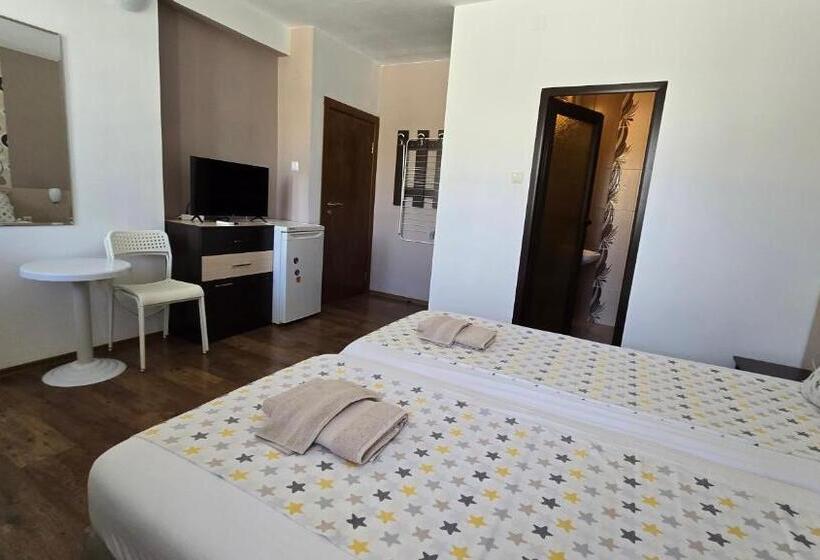 Quarto Estandar com Sacada, Estreya