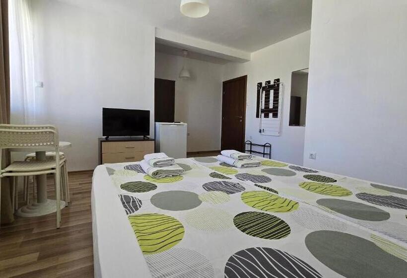 Quarto Estandar com Sacada, Estreya
