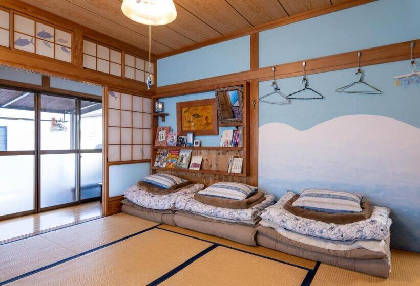 Трехместный Номер Стандарт с Балконом, Katsuo Guest House
