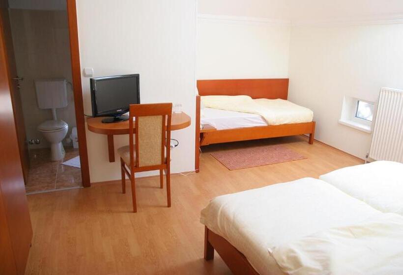 اتاق استاندارد سه نفره, Konak Požarevac
