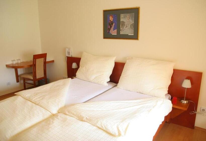 اتاق استاندارد چهار تخته, Konak Požarevac