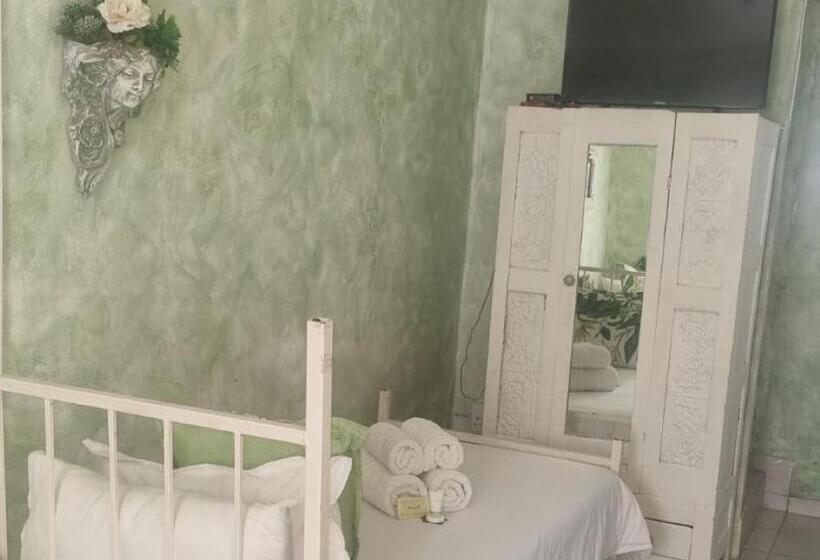 Трежместный Номер Economy, The Green Acorn Guest House
