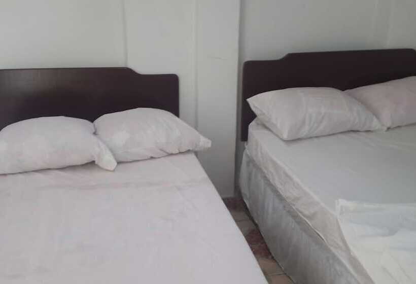 اتاق خانوادگی, Julian Guest House