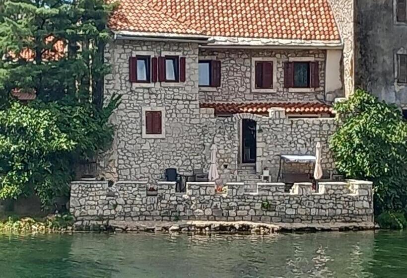 استودیو استاندارد با بالکن, Castello