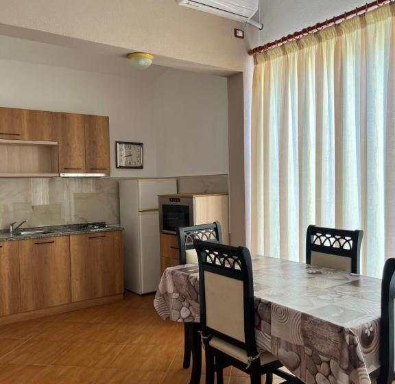带1个卧室的带阳台的公寓, Red Rose Guest House