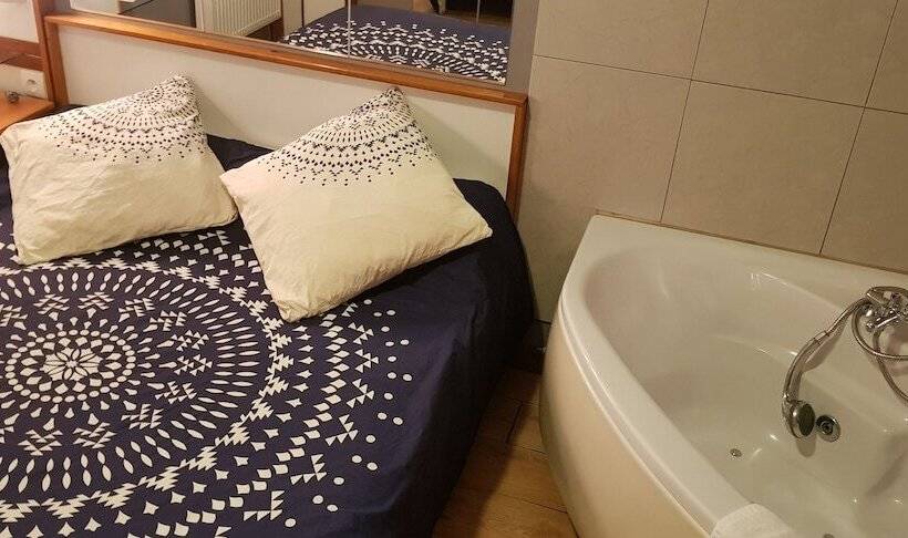 标准间带漩涡浴缸, Hôtel Eco Logis Espace Bellevue