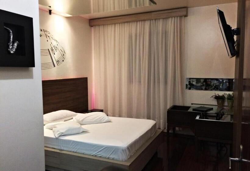 غرفة قياسية مزوَّدة بجاكوزي, Rainbow Motel