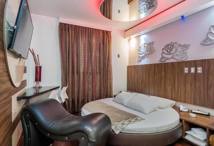 غرفة قياسية مزوَّدة بجاكوزي, Rainbow Motel