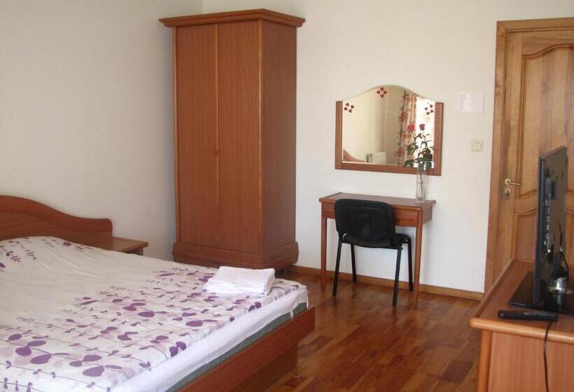 اتاق استاندارد با سرویس بهداشتی مشترک, Little Amber Apartments