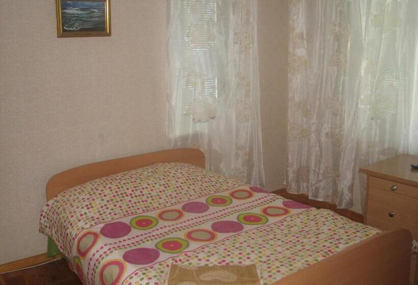 اتاق استاندارد سه تخته با سرویس بهداشتی مشترک, Little Amber Apartments