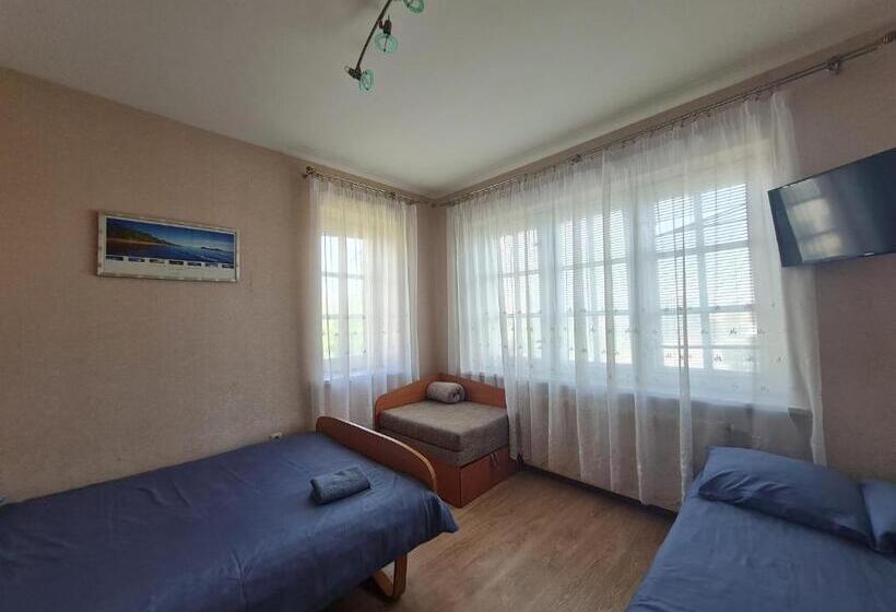 اتاق استاندارد چهارنفره با سرویس بهداشتی مشترک, Little Amber Apartments