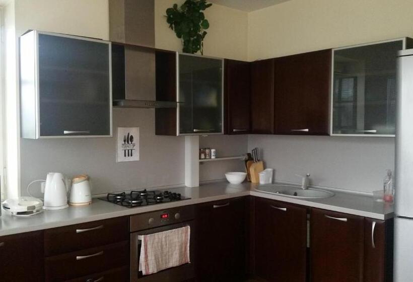 اتاق خانوادگی با سرویس بهداشتی مشترک, Little Amber Apartments