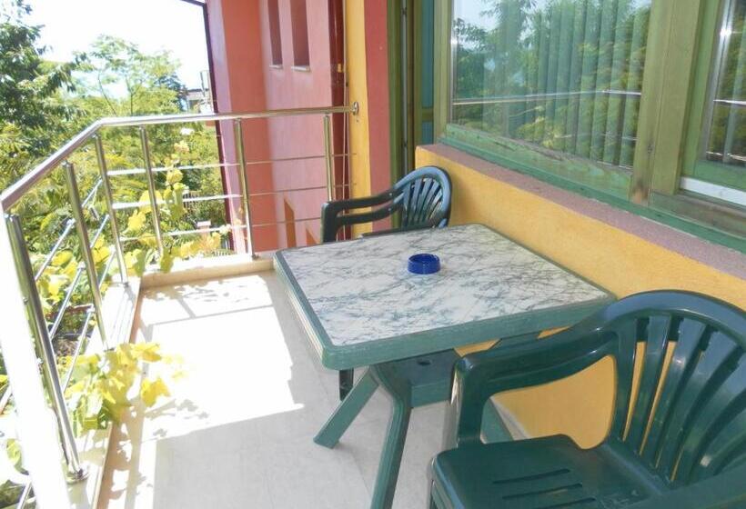 اتاق استاندارد چهارنفره با سرویس بهداشتی مشترک, Villa Mari Guest Rooms