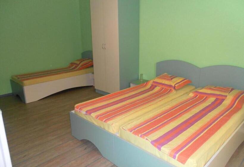 اتاق استاندارد سه تخته با سرویس بهداشتی مشترک, Villa Mari Guest Rooms