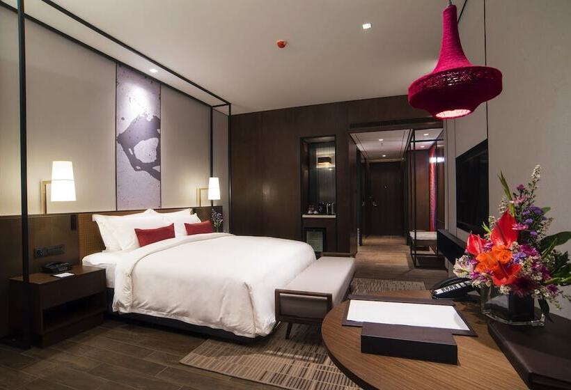 Club Room King Bed, Wyndham Grand Yangon