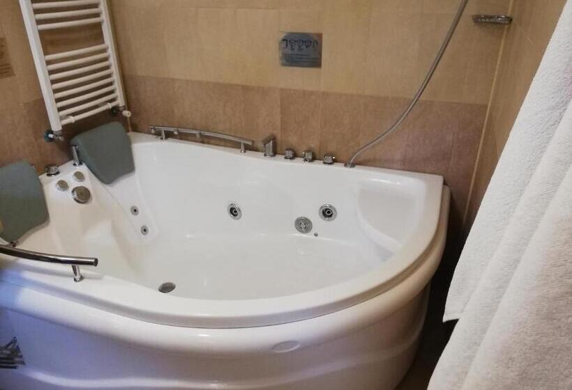 带按摩功能的小型套房, Les