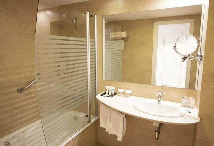 اتاق استاندارد سه تخته با چشم‌انداز استخر, Golden Taurus Aquapark Resort