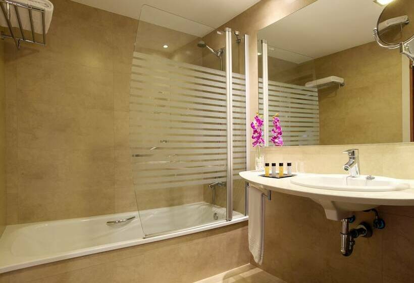 اتاق استاندارد با چشم‌انداز استخر, Golden Taurus Aquapark Resort