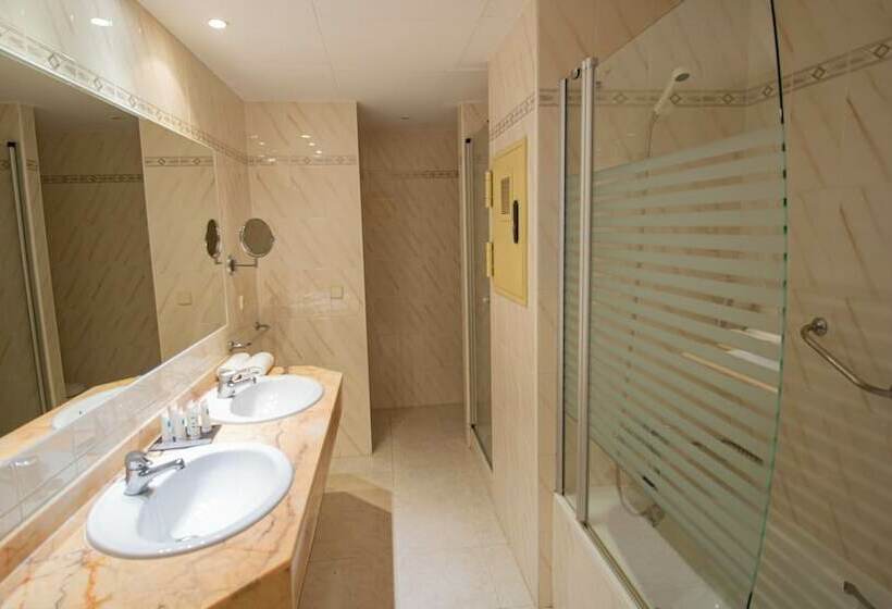 اتاق خانوادگی با چشم‌انداز استخر, Golden Taurus Aquapark Resort