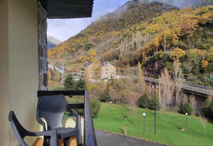 Номер Стандарт с Балконом, Snö Hotel Bielsa
