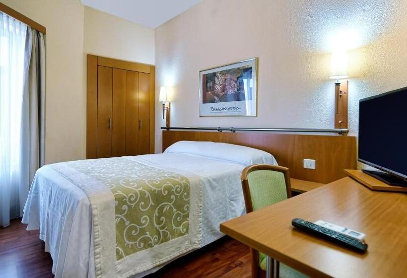 اتاق استاندارد یک نفره, Bull Astoria