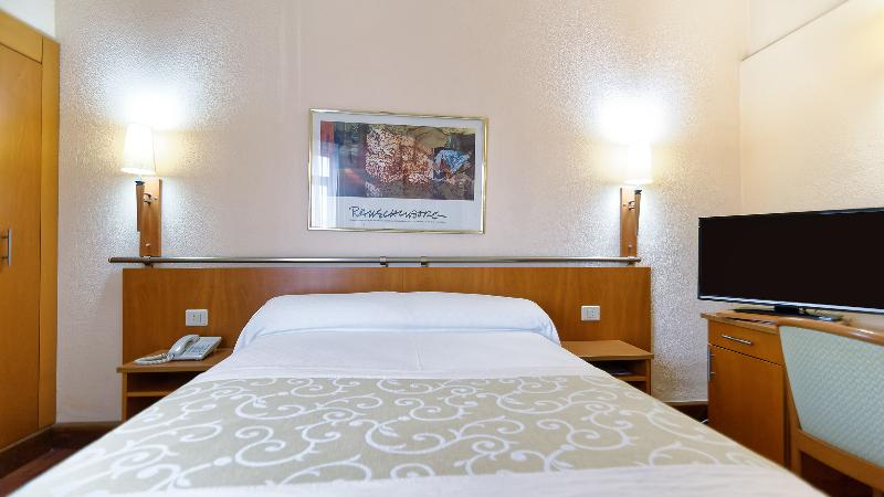 اتاق استاندارد یک نفره, Bull Astoria