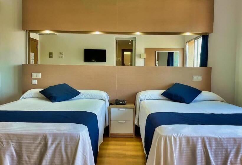 Chambre Familiale Vue Piscine, Villamarina Club