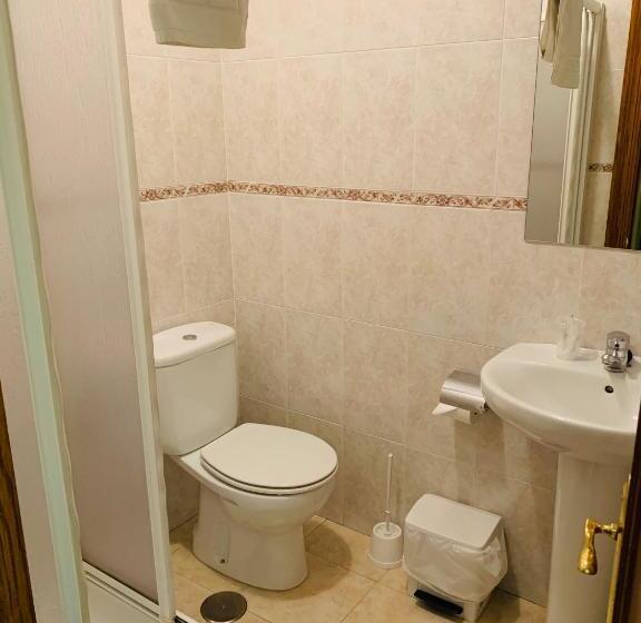 标准三人间, Hostal La Serna