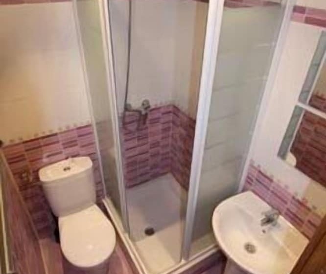 Habitación Triple Estándar, Hostal Abril Madrid