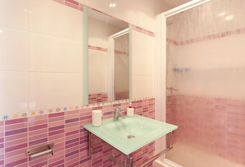 Habitación Triple Estándar, Hostal Abril Madrid