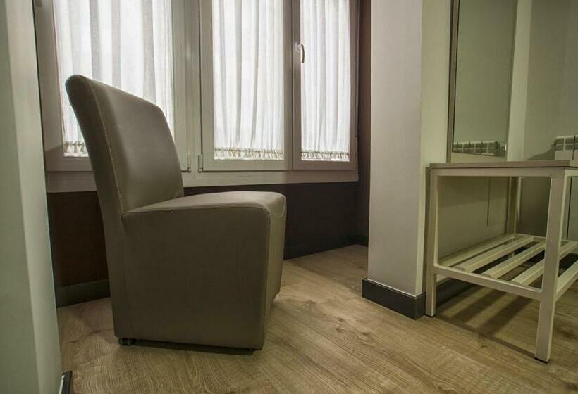 استودیوی استاندارد, Hostal Elvira